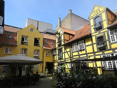 The rear wing (right) and side wing (left) in the second courtyard