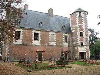 The remaining wing of the château (western façade)