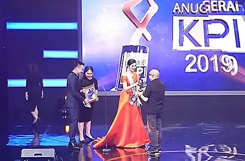 Citra (in orange gown) presenting an Indonesian Broadcasting Commission event - "Anugerah KPI 2019" on 9 December 2019.