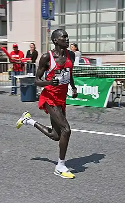 Robert Kipkoech Cheruiyot running, seen from the side