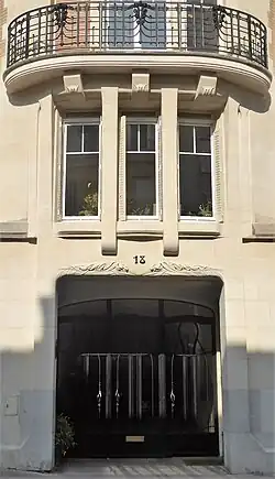 Detail of the Guimard Building, showing the entrance, where Art Deco and Art Nouveau elements coexist.