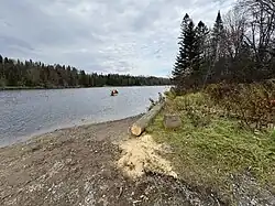 Canoe on the Sainte-Anne River, landing area upstream of the Chutes-Ford Dam[8]