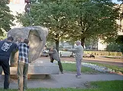 Installing the monument. Yuly Rybakov, Yevgeny Ukhnalyov