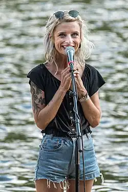 Lesch performing in 2018