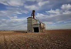 Abandoned grain elevator in Wastella (Nolan County)