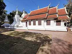Overview of the main religious buildings, viharn and 3 chedi's