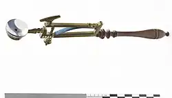 Compass microscope with Lieberkühn reflector from the first half of the 18th century, presumably by Georg Friedrich Brander. The magnifying lens is located in the hole at the center of the mirror. A needle with the specimen can be attached to the holder at the top. The distance between the two legs can be adjusted very precisely using the knurled screw.