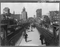 A black-and-white view of the bridge promenade and terminal, Manhattan side, circa 1899